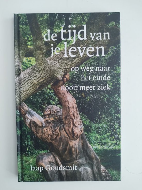 Boekomslag 'de tijd van je leven'. Houten beeld van een man die een boomstam draagt.