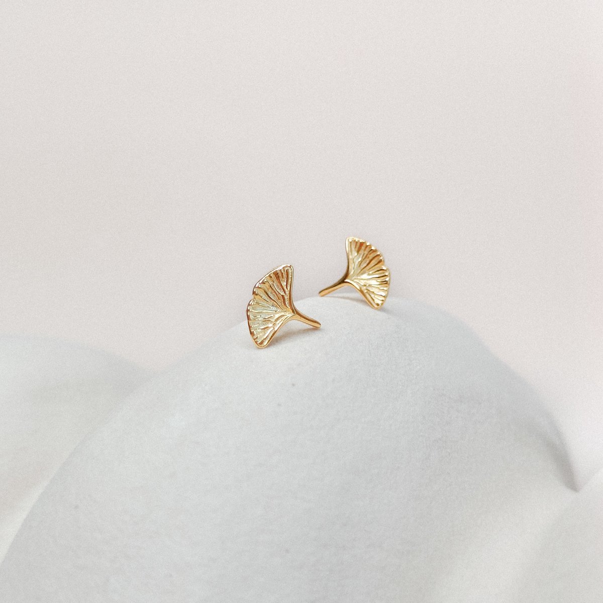Ava & Imber | Ginkgo Studs Goud Vermeil | Ginkgo Oorbellen Oorstekers Blad | Gold Vermeil Verguld 925 Sterling Zilver