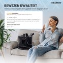 Vrouw zit op bank met mok, naast de NEXROW vlekkenreiniger. Beoordeling prijst de makkelijke reiniging.