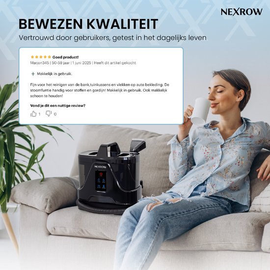 Vrouw zit op bank met mok, naast de NEXROW vlekkenreiniger. Beoordeling prijst de makkelijke reiniging.