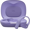 Paarse oplaadcase met geopende deksel, met twee JBL Sense Lite oordopjes erin en één ernaast.