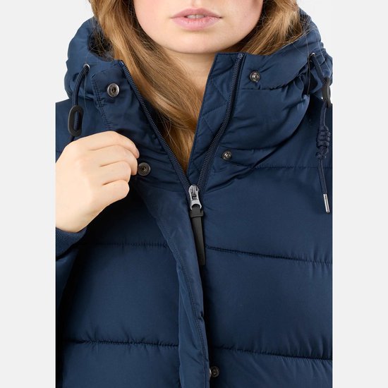 Close-up van de nek en rits van een donkerblauwe, gewatteerde winterjas met opstaande kraag.