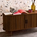 Gedetailleerde close-up van donkerbruin Scandinavisch tv-meubel met gegroefd houteffect.