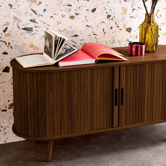 Gedetailleerde close-up van donkerbruin Scandinavisch tv-meubel met gegroefd houteffect.