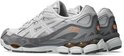 Zij-aanzicht van grijze ASICS sneakers met oranje ASICS-logo.