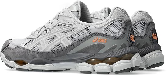 Zij-aanzicht van grijze ASICS sneakers met oranje ASICS-logo.