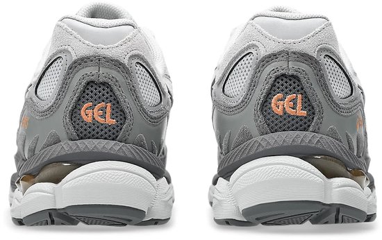 Achterkant van grijze ASICS sneakers met oranje 'GEL'-opschrift.
