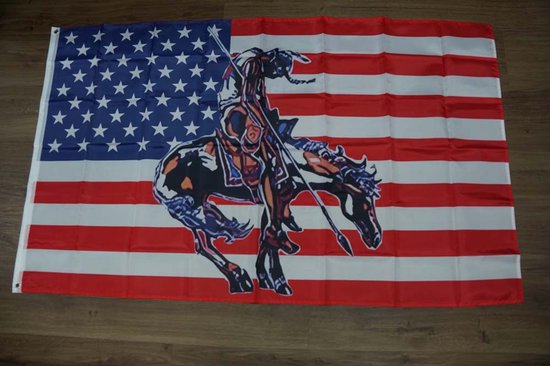 Gevelvlag Amerika met End of the trail - Amerikaanse vlag indiaan op paard - USA vlag indiaan - Stars and Stripes vlag indiaan - vlag indiaan op paard - leuke indianen vlaggen - mooie indianen vlaggen - stoere indianen decoratief vlag