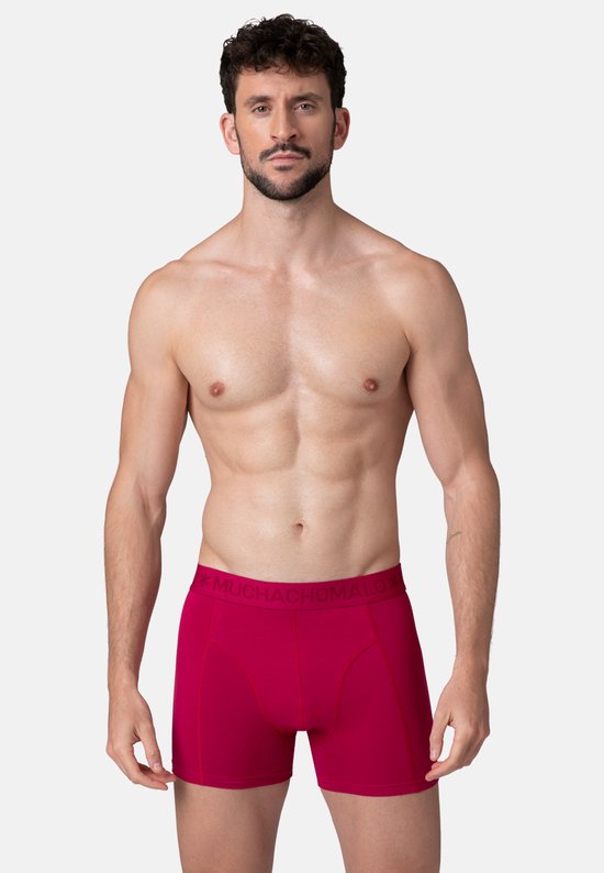 Man met baard in een bordeauxrode Muchachomalo boxer, met opdruk op de band.