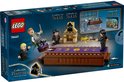LEGO Harry Potter : set de la Grande Salle avec quatre figurines sur un tapis de jeu, une cheminée et un dé.