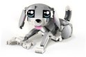 Chien LEGO gris avec de grands yeux bleus, posture joueuse, langue sortie.