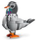 Pigeon LEGO gris avec des pattes orange et des accents colorés sur le cou.