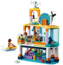 Gedetailleerd LEGO Friends zee reddingscentrum speelgoed met speelgoed figuren, dieren, en activiteiten op de verdiepingen.