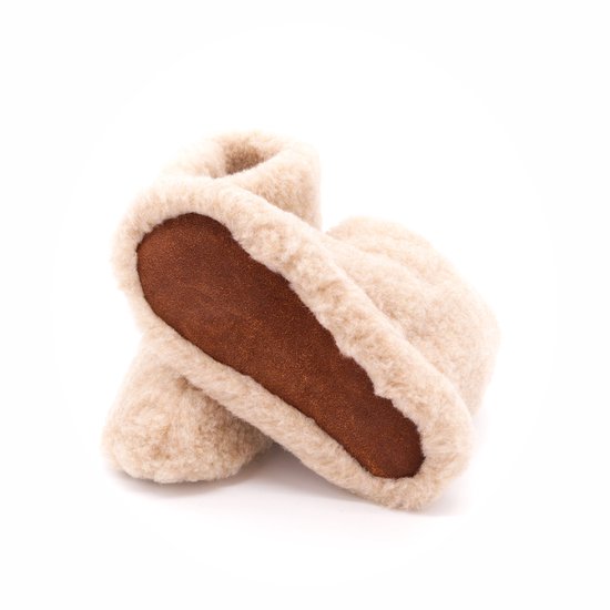 Hoge beige wollen sloffen met bruine leren zolen, onderkant gezien.