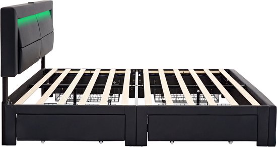 Zwart bedframe met LED-verlichting, met uitgetrokken lade aan de zijkant. Houten lattenbodem.