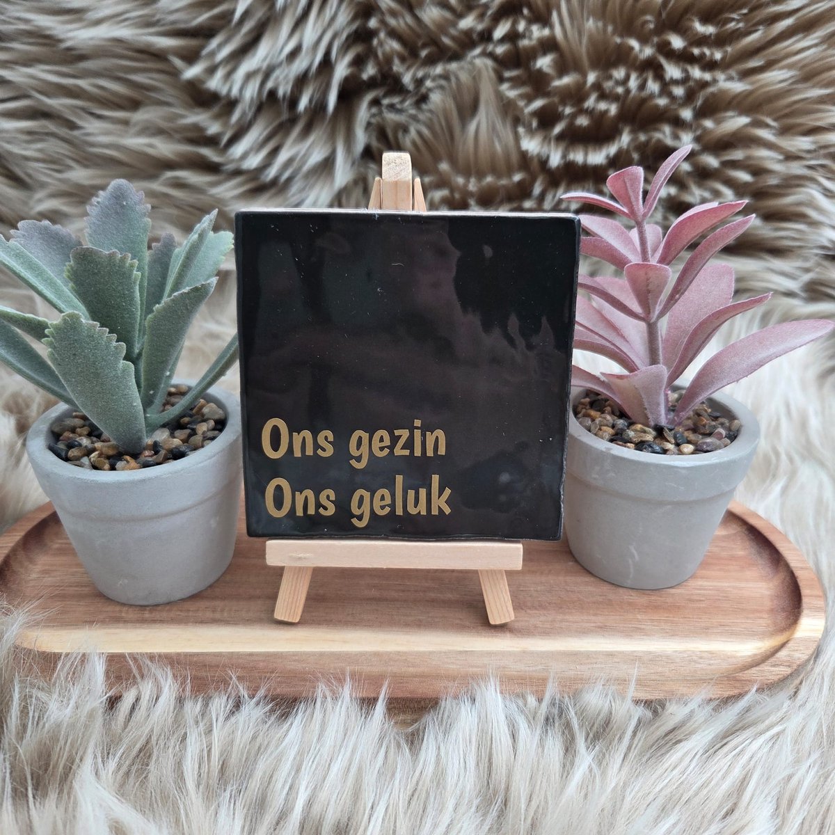 Robuust Wenstegeltje – Ons Gezin Ons Geluk – Hip trendy tegeltje – 10x10 cm – Wanddecoratie – Sfeervol en Persoonlijk - Mooi cadeau voor gezin, partner of vrienden - Zomaar – Trendy nu – Decoratief Tegeltje met Standaard – Cadeau Idee