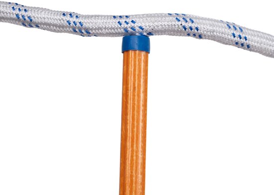 Een oranje sport met blauwe dop, met een wit-blauwe touwladder.