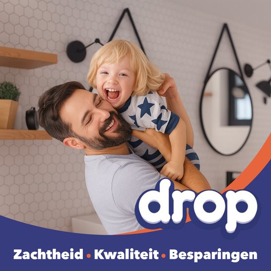 Vrolijke vader met blonde jongen die lacht en hem omhelst, in een badkamer.