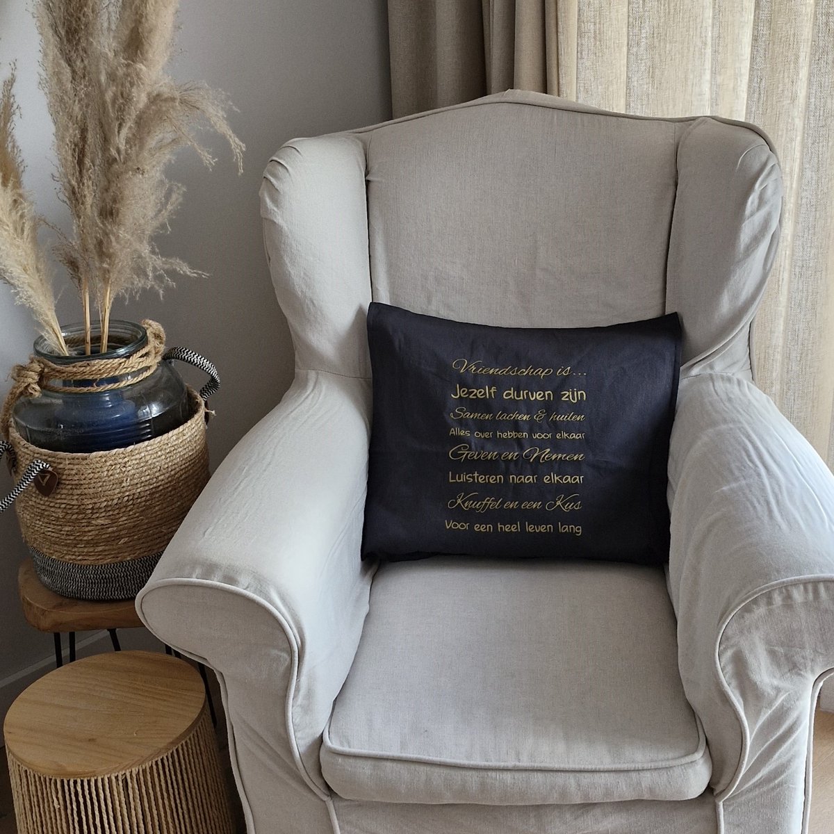 Maison Marcella Kussen sierkussen met tekst bedrukt cadeau vriendin | vriendschap is | zwart met opdruk goud met vulling | 50x50 cm | cadeau iets anders dan tekstbord of tegel