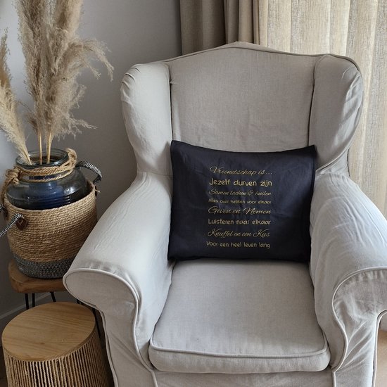 Kussen sierkussen met tekst bedrukt cadeau vriendin | vriendschap is | zwart met opdruk goud met vulling | 50x50 cm | cadeau iets anders dan tekstbord of tegel