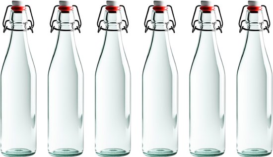 Zes identieke glazen flessen met rode en witte beugelsluitingen, op een witte achtergrond.