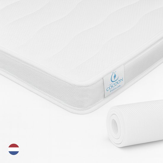 Surmatelas blanc Cocoon Dreams avec texture tissée et housse hybride en bambou. Le matelas présente un motif légèrement ondulé.