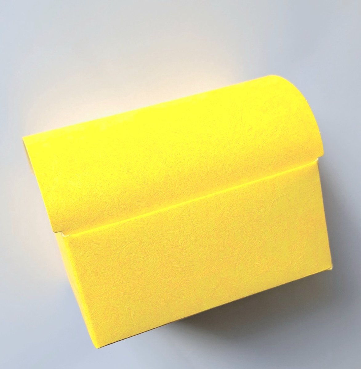 12 cadeau-doos geel schatkist-vorm traktatie-doos middelgroot voor snoepjes of bonbons of koek om uit te delen bij verjaardag, huwelijk, babyshower of doop.