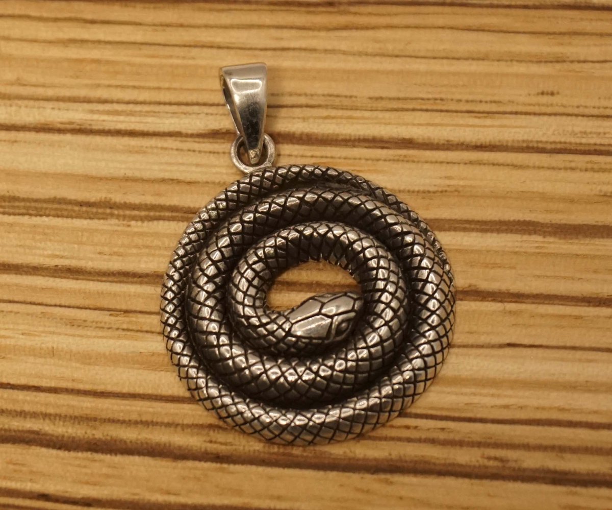 Sterling zilveren hanger opgerolde slang - hangertje slang van 925 zilver - zilveren hanger slang opgerold - Betekenis opgerold slang = Kundalini-energie = krachtige, slapende levensenergie - leuke zilveren hanger met betekenis