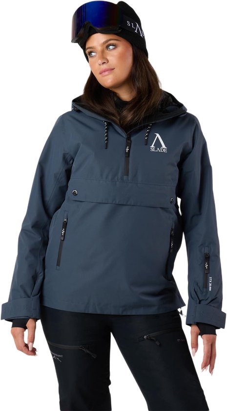 Mannequin portant un anorak de ski bleu foncé, un pantalon de ski noir, un bonnet et des lunettes de ski. "SLADE" sur la veste.
