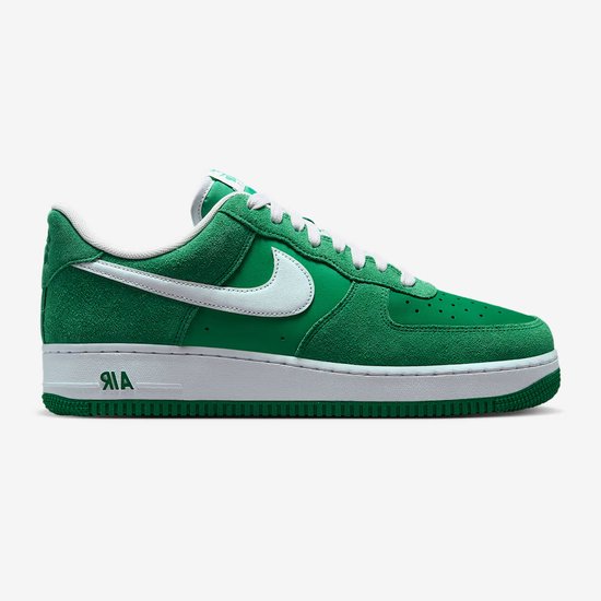 Groene Nike Air Force 1 '07 LV8 sneaker met witte veters, witte Swoosh en witte zool met 'AIR' opdruk.