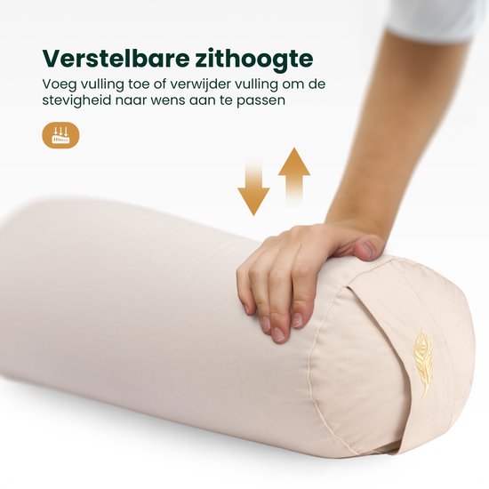Hand past stevigheid aan van crème yoga bolster.