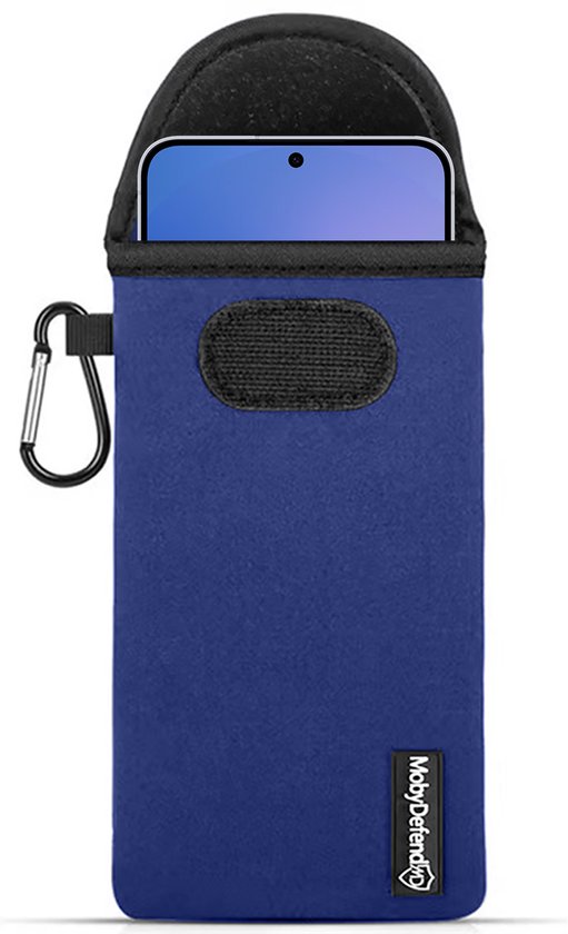 Housse de téléphone bleue foncée avec un mousqueton sur le côté. Le haut de la housse est ouvert, révélant une partie d'un smartphone.