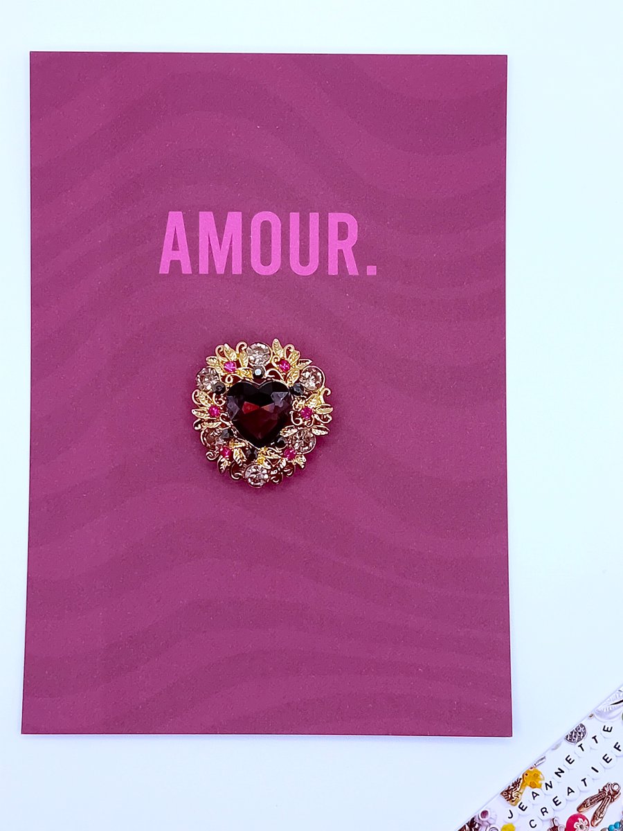 Jeannette-Creatief® - Broche - Aubergine Sierlijke Broche Hartje Strass Goud - Broche met Hartje - Broche met Vintage Look - Aubergine - Sierlijke Broche - Plum - Pruim - Valentijn - Valentijnstip - Valentijnscadeautjes - Moederdag