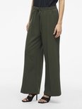 Close-up van een wijde donkergroene broek met hoge taille en koord.