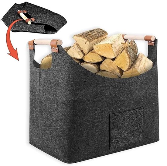 Grijze vilten mand gevuld met houtblokken, met houten handvatten en een voorvak.