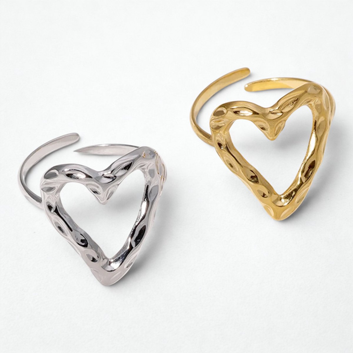 Minimalistische gehamerde hart ring - Stainless Steel goudkleurig - Waterproof - The Jewellery Salon - Statement brede ring