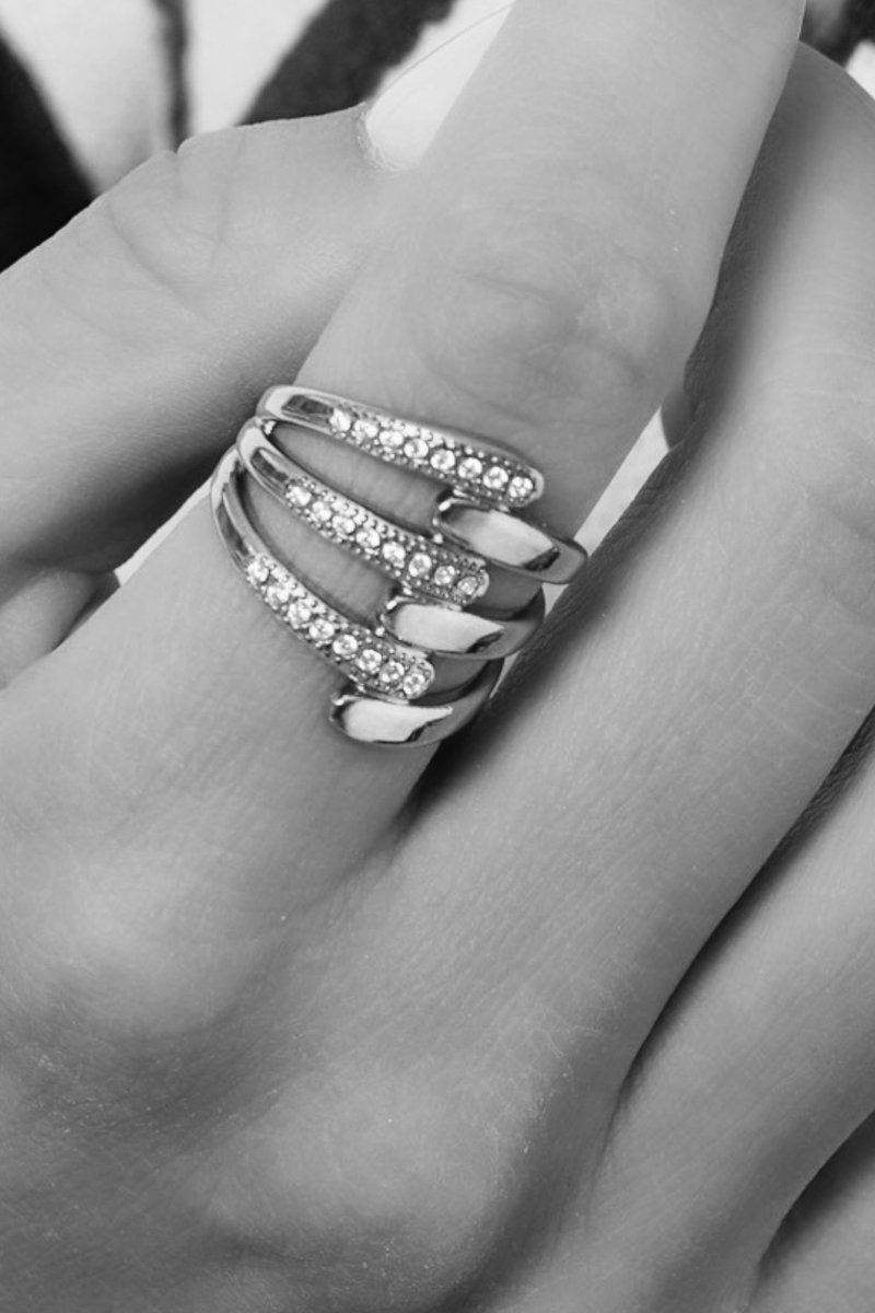 Laagjes ring met steentjes