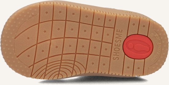 Onderkant van een taupe suède schoen met bruine zool en Shoesme logo.