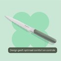Een BergHOFF kartelmes met zilverkleurig lemmet en khaki handvat, op groene achtergrond.