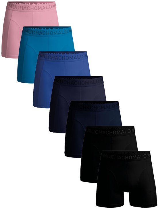 Zeven boxershorts in roze, turquoise, blauw, donkerblauw, marine, grijs en zwart met 'Muchachomalo' tailleband.