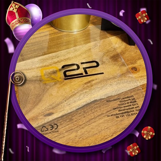 Gedetailleerde close-up van een transparant Sinterklaas thema product met de tekst 'QP'.