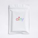 Witte verpakking met het 'ainy' logo in regenboogkleuren en een rood hartje.