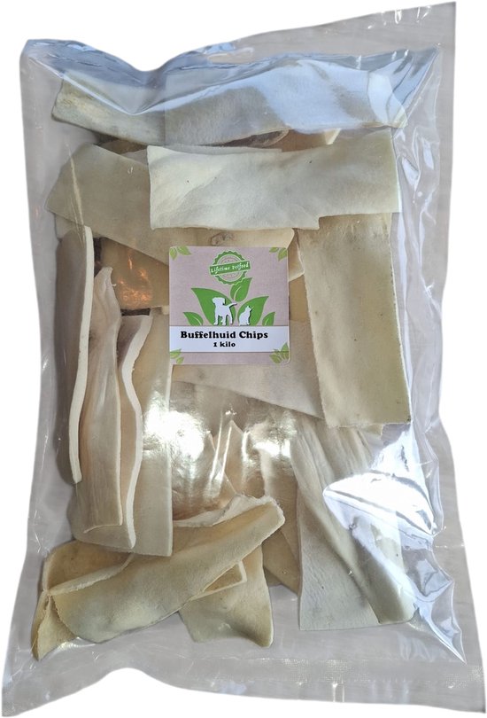 Zak met buffelhuid chips, "Buffelhuid Chips 1 kilo" op etiket, met groene plantjes en twee honden.