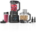 Zwarte Ninja blender, foodprocessor, smoothiebeker en accessoires op een witte achtergrond.