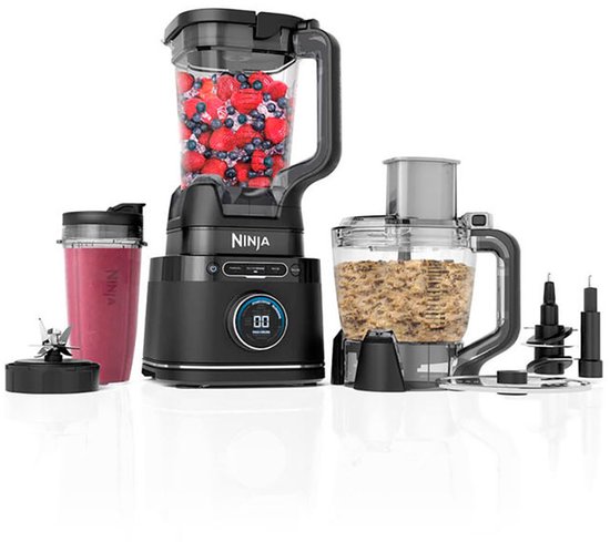 Zwarte Ninja blender, foodprocessor, smoothiebeker en accessoires op een witte achtergrond.