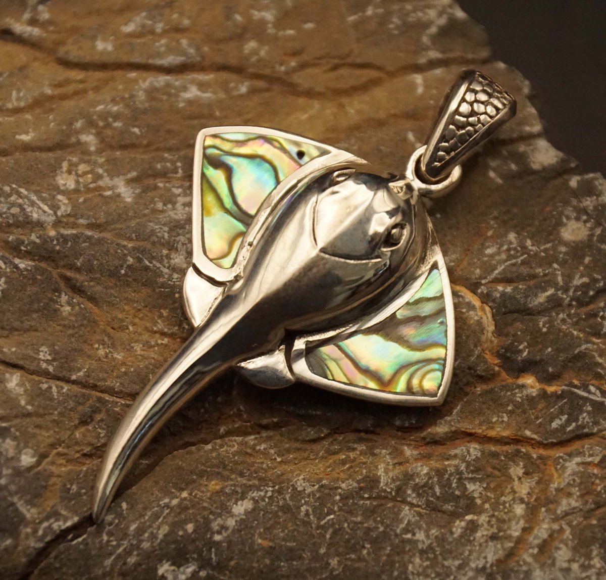 Sterling zilveren hanger zee rog met gekleurde vinnen - zilveren hanger van een rog / vis - 925 zilver hangertjes plat vis / zee rog - silver pendant sea ray - mooie hanger van een zee dier - leuke vissen hanger van zilver