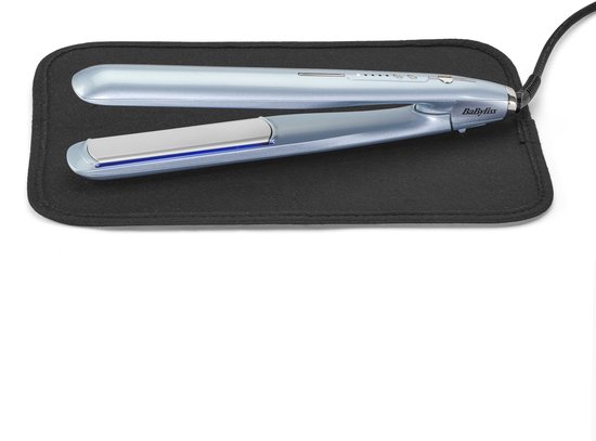 Een lichtblauwe BaByliss stijltang met geopende platen, liggend op een zwarte hittebestendige mat.