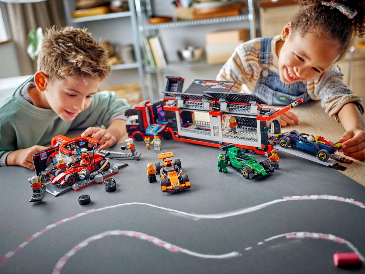 LEGO City F1 truck met RB20 en AMR24 F1® auto's speelset - 60445 — afbeelding 24