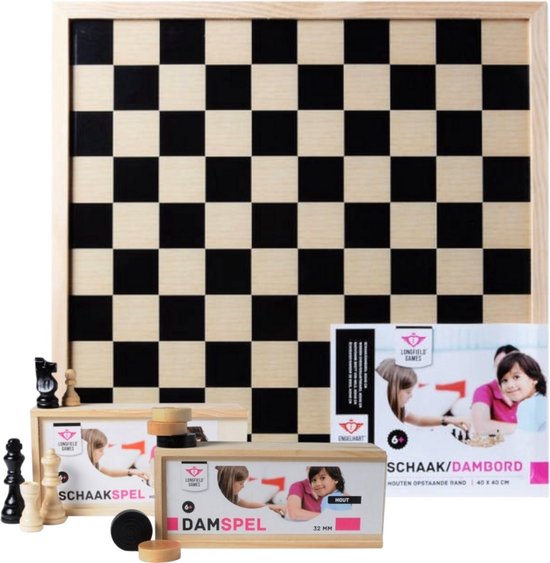 Houten dam- en schaakbord met schaakstukken en damstenen