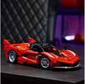 De rode LEGO Technic Ferrari FXX K raceauto staat op een zwarte tafel.